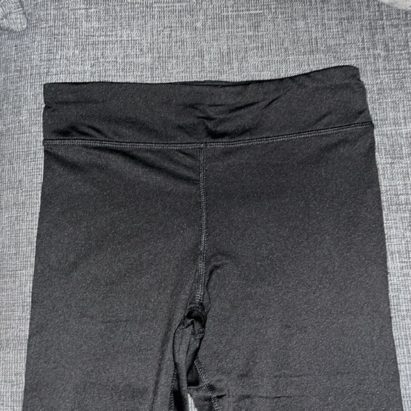 Woman’s Active Leggings in Black - Picture 3 of 5